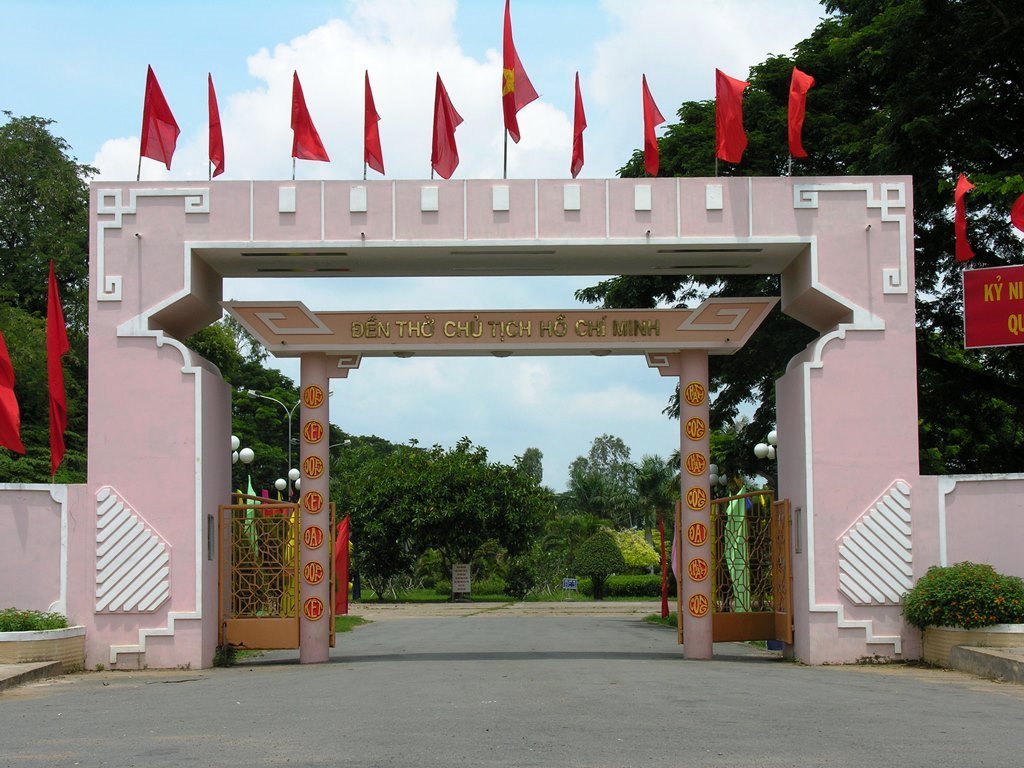 Cổng đền thờ Bác Hồ tại xã Long Đức, thành phố Trà Vinh